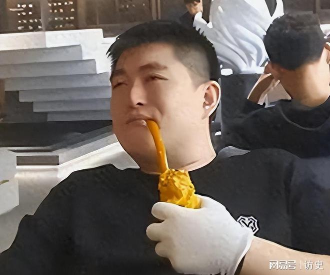 得像民工网友：这熊样在俺村难找媳妇CQ9电子赵本山儿子开罕见豪车穿(图14)