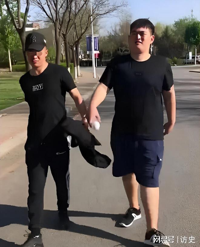 得像民工网友：这熊样在俺村难找媳妇CQ9电子赵本山儿子开罕见豪车穿(图12)